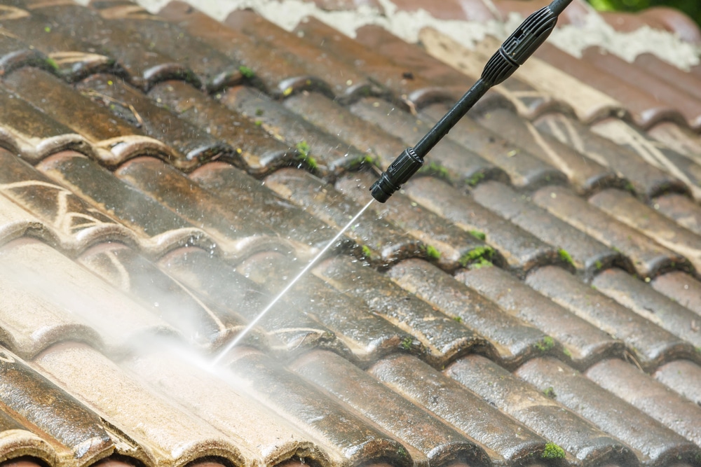 Roof cleaning with high pressure washing water cleaner